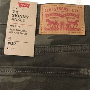 Levi’s 712 Skinny Ankle Slacks NWT